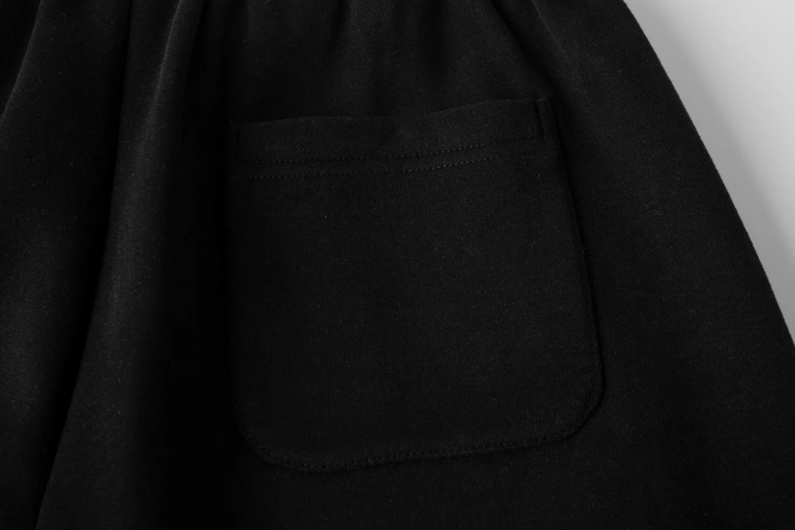 P230 White background picture [Fleet in winter] Style number: 25130# Color: black/navy blue/dark gray/light gray/white gray/beige/light khaki Size: S-XL - Ralph Lauren/Ralph Lauren 2025FW autumn and winter plus velvet contrasting waist design drawstring scimitar version lazy feeling loose couple sweatpants - brushed face velvet lining one piece for winter - custom dyed trouser cord hanging hardware The details are in place - loose fit, scimitar legs, loose upper body without looking too big - RL/lazy autumn and winter sweatpants, a pair of casual sweatpants that are very suitable for CleanFit. Loose fit scimitar fit trousers can be used as couple wear. It has a relaxed feel for daily wear. Contrasting color shakes to increase the overall sense of layering. The sense of drape is visible to the naked eye. The design of the trouser legs can be closed, which can also be very warm and versatile in winter.